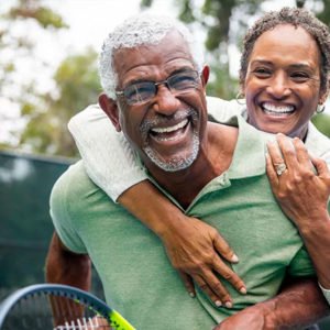 casal de idosos jogando tenis