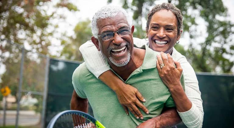casal de idosos jogando tenis