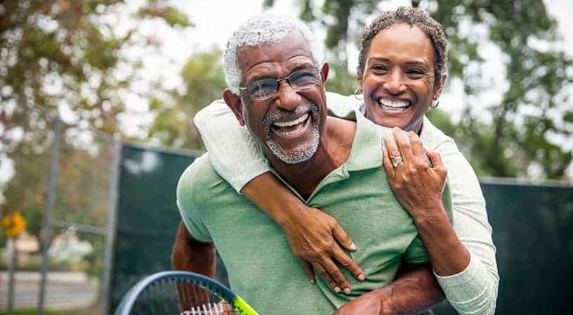 casal de idosos jogando tenis
